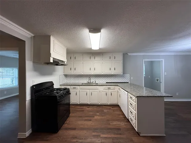 $2,100 | 107 South Dwight Avenue, Dallas, TX 75211