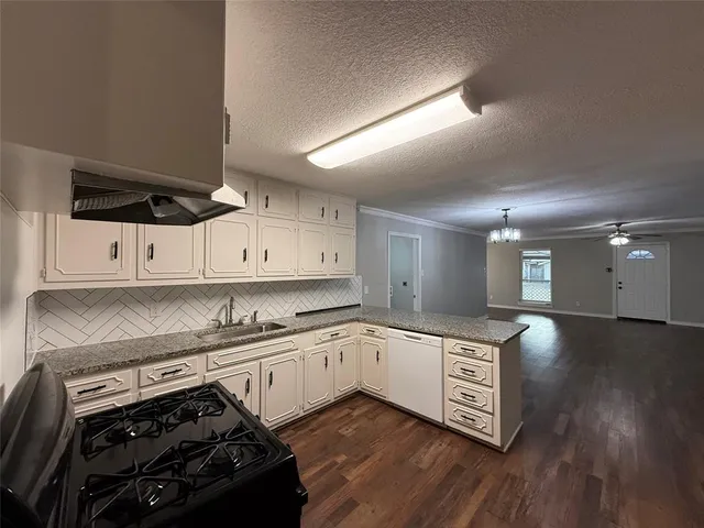 $2,100 | 107 South Dwight Avenue, Dallas, TX 75211