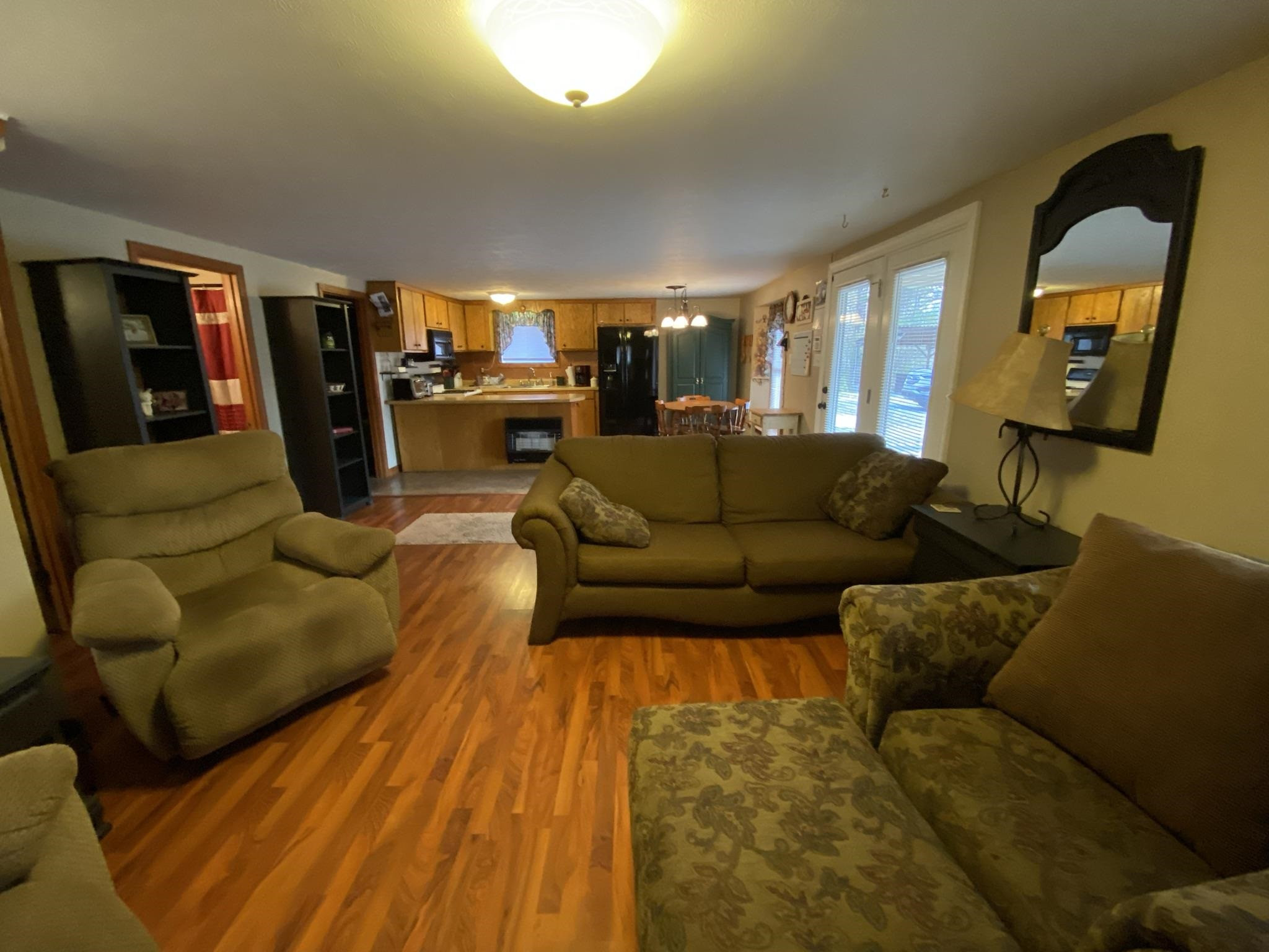 3520 Silerton Road Henderson, TN 38340 - Photo 5 of 24 a living room with furniture and a lamp