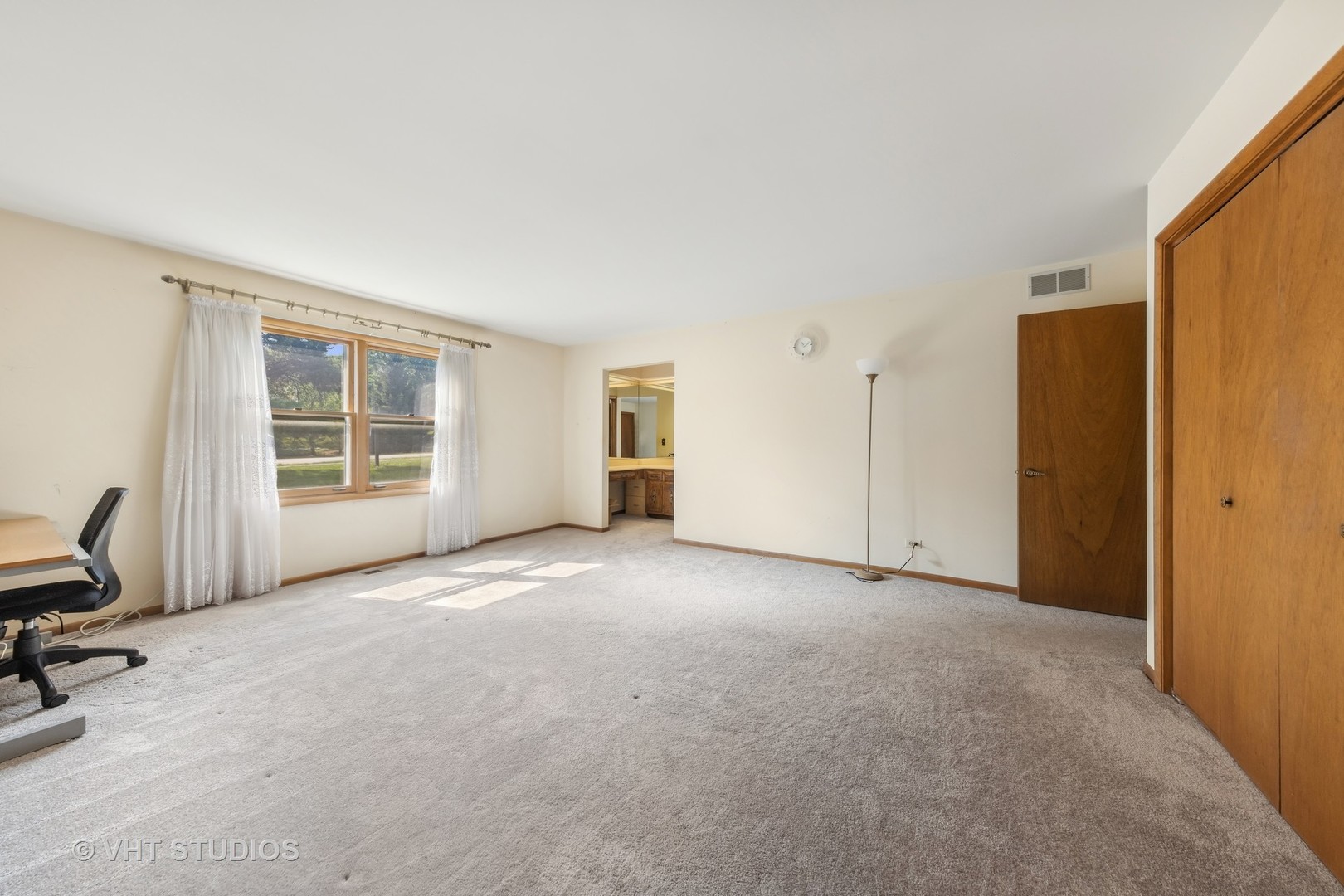 6685 Breckenridge Road Lisle, IL 60532 - Photo 12 of 18 a view of a livingroom with a large window