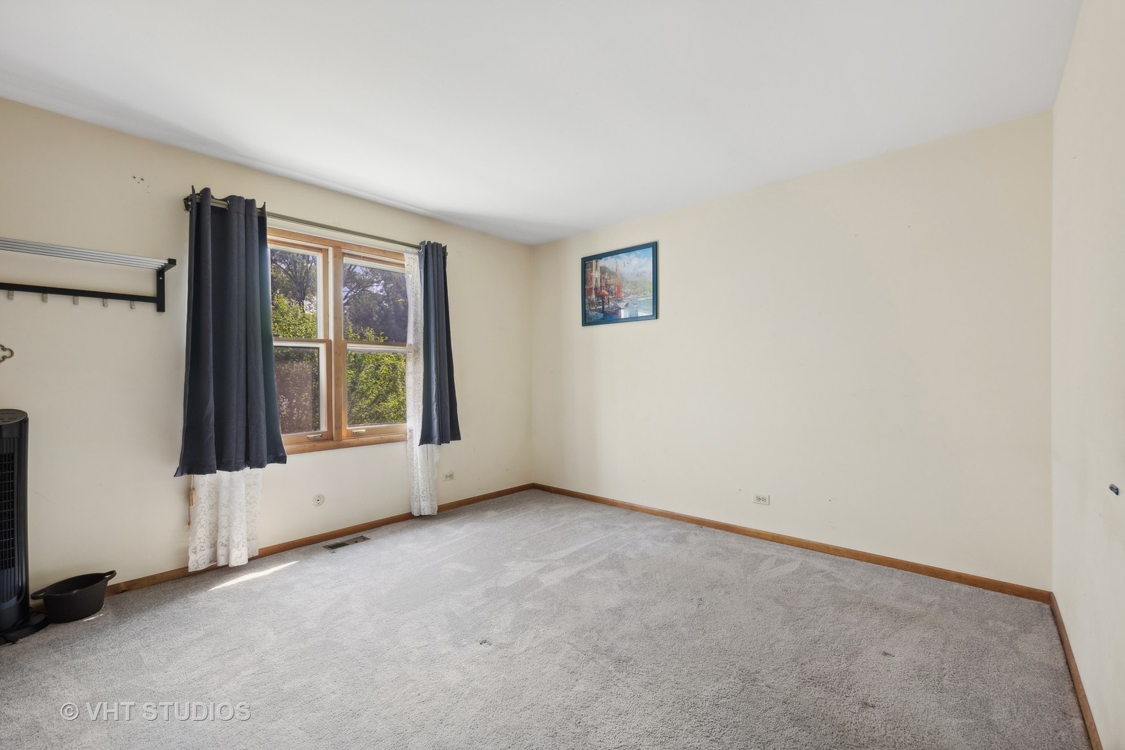 6685 Breckenridge Road Lisle, IL 60532 - Photo 14 of 18 an empty room with windows