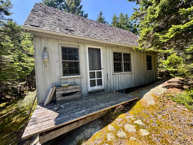 $269,000 | 90 Greens Island, Vinalhaven, ME 04863