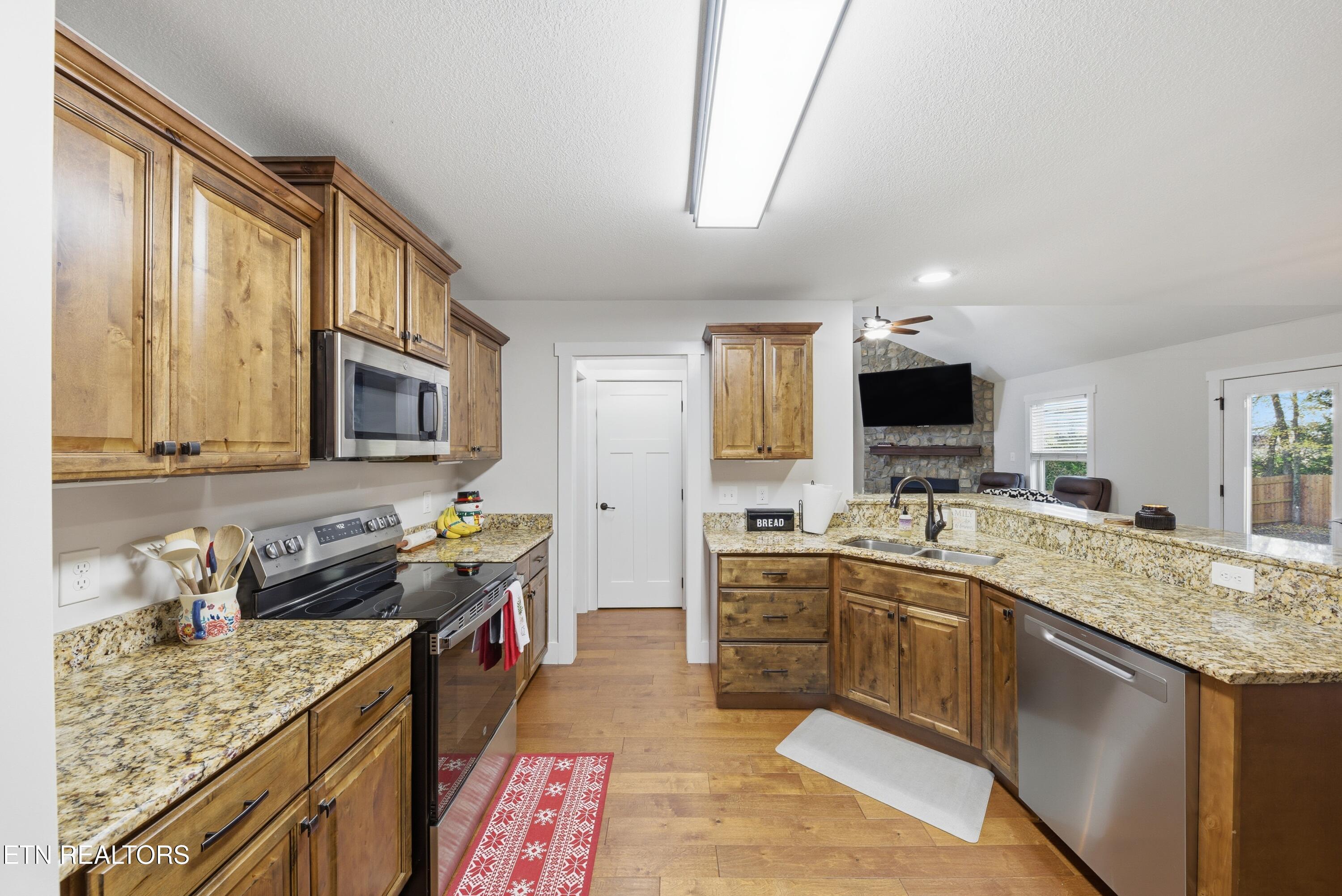 1316 Fox Ridge Drive Powell, TN 37849 - Photo 11 of 41 Spacious kitchen