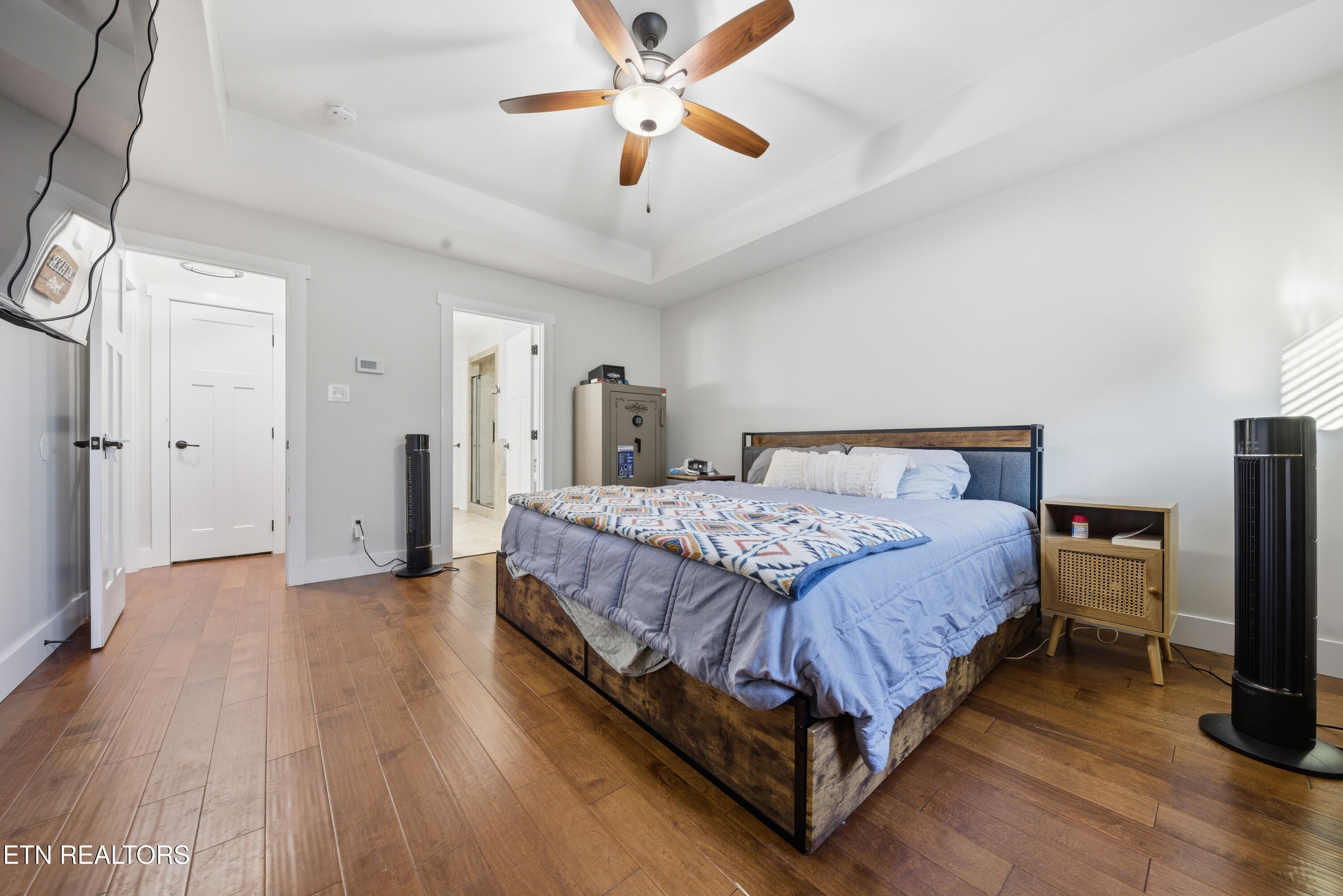 1316 Fox Ridge Drive Powell, TN 37849 - Photo 14 of 41 Primary ensuite main level