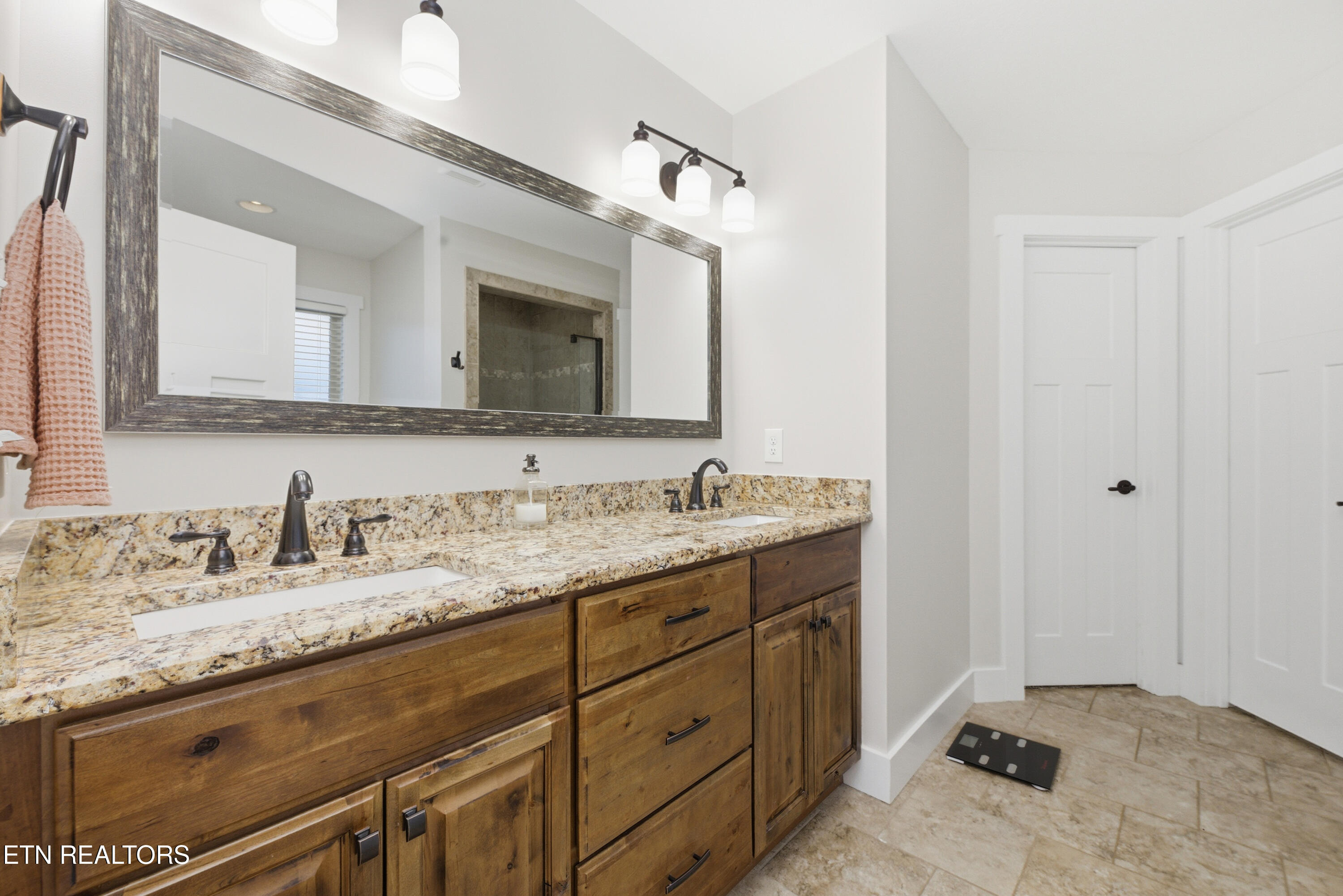 1316 Fox Ridge Drive Powell, TN 37849 - Photo 17 of 41 Primary bathroom