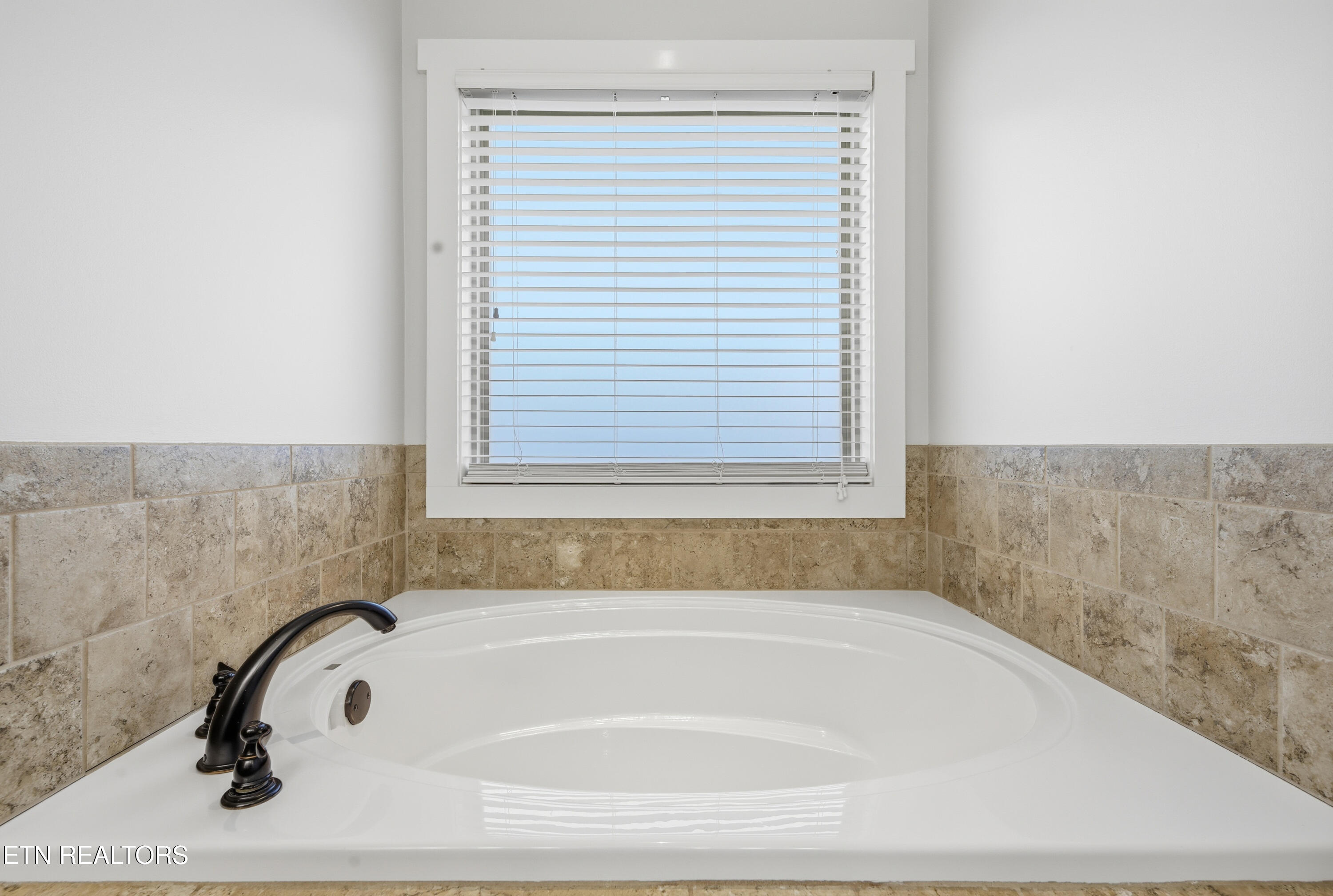 1316 Fox Ridge Drive Powell, TN 37849 - Photo 19 of 41 Tub in primary