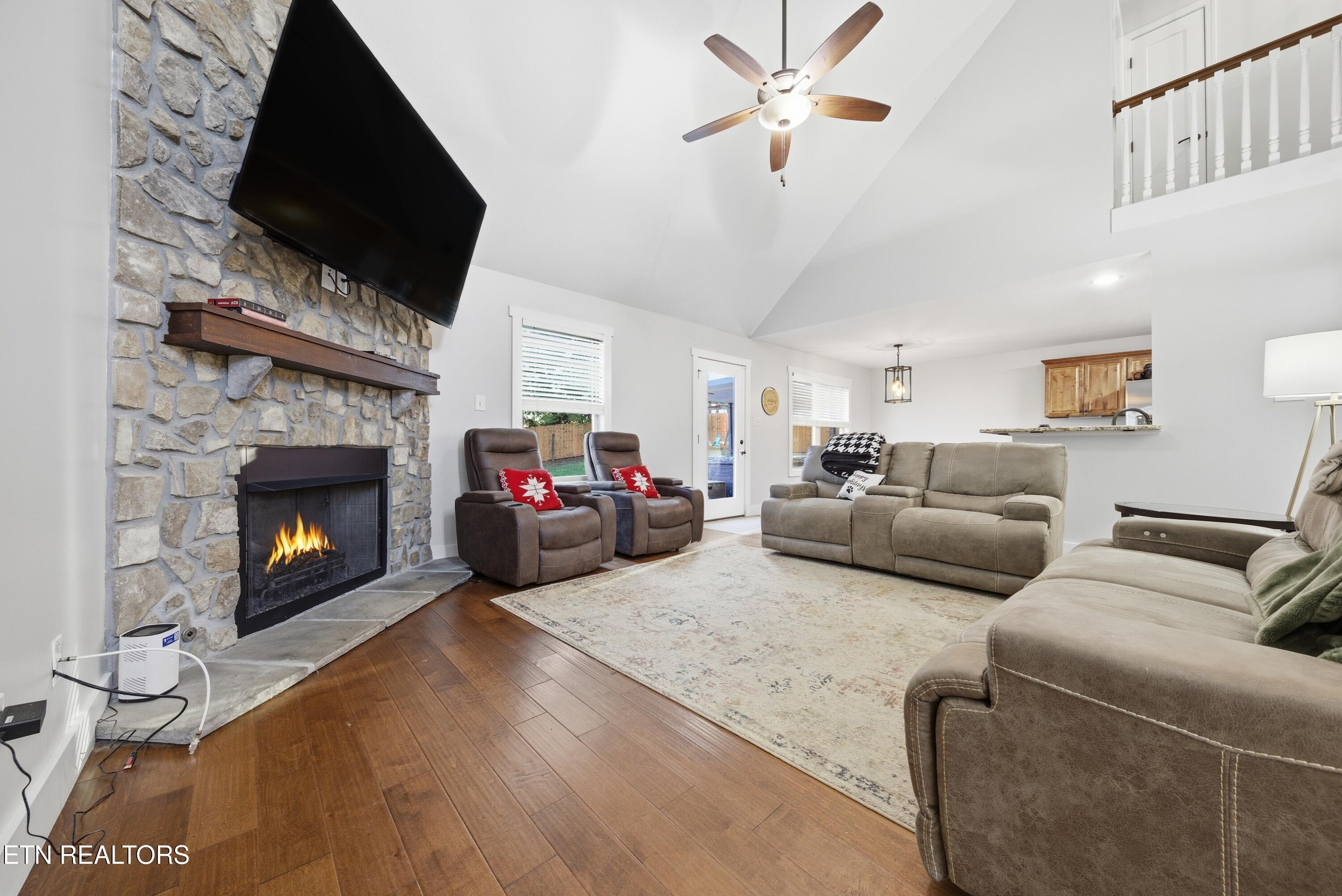 1316 Fox Ridge Drive Powell, TN 37849 - Photo 7 of 41 Family room