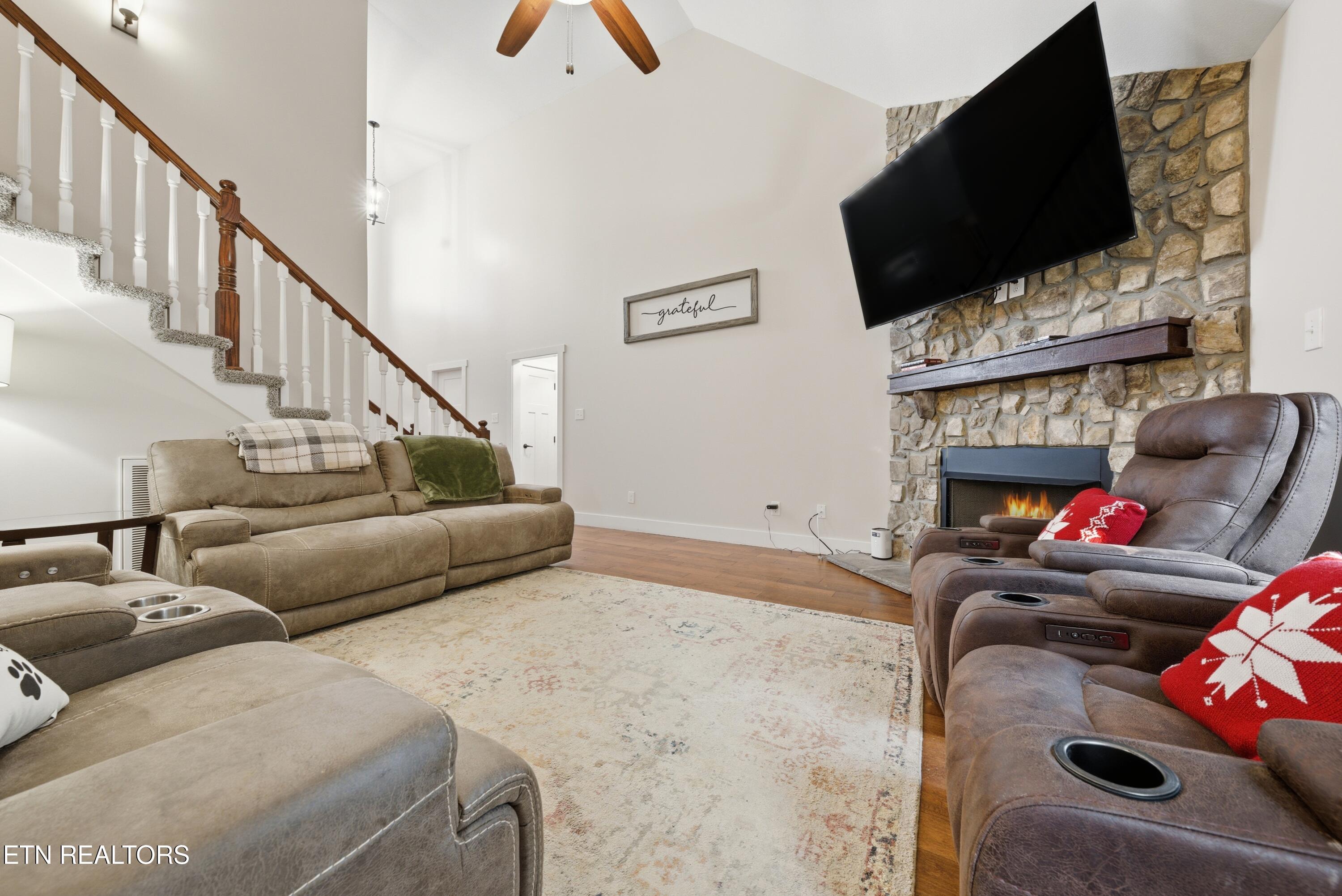 1316 Fox Ridge Drive Powell, TN 37849 - Photo 9 of 41 Family room