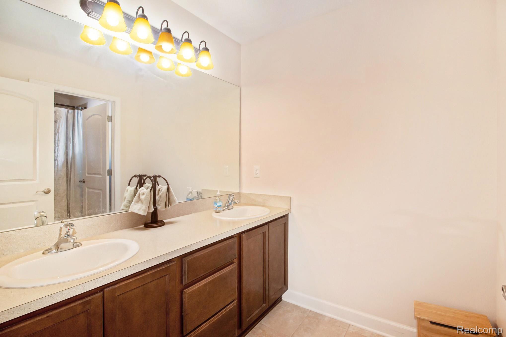 51159 Brompton Novi, MI 48374 - Photo 21 of 36 IMG_4806_7.jpg