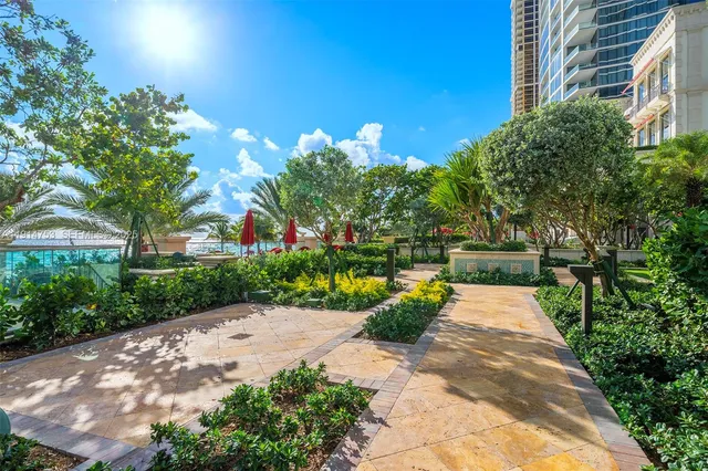a en suite bathroom with a double vanity sink and a mirror