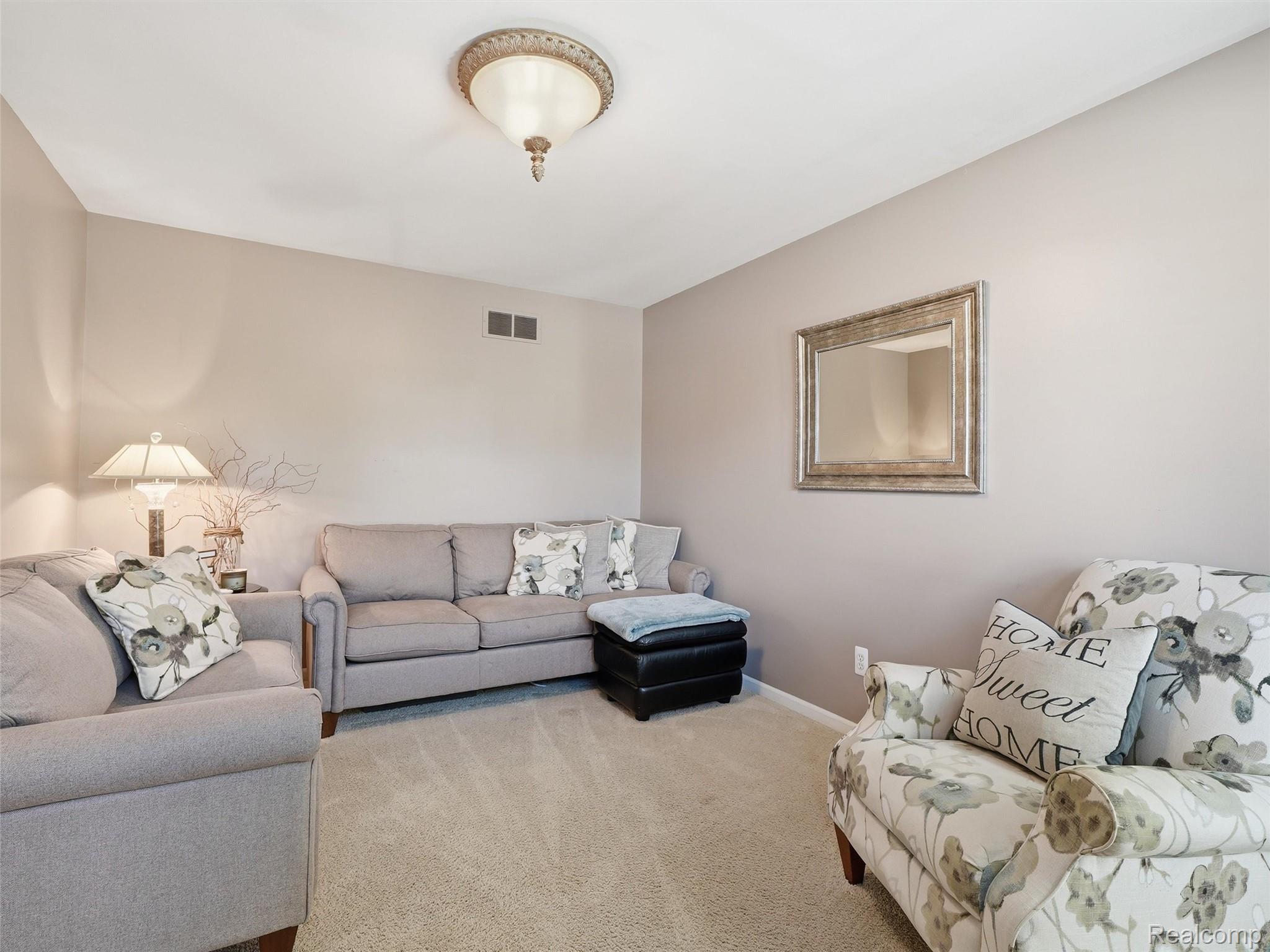 23621 Crescent Ridge Drive New Boston, MI 48164 - Photo 5 of 45 39-DSC09977.jpg