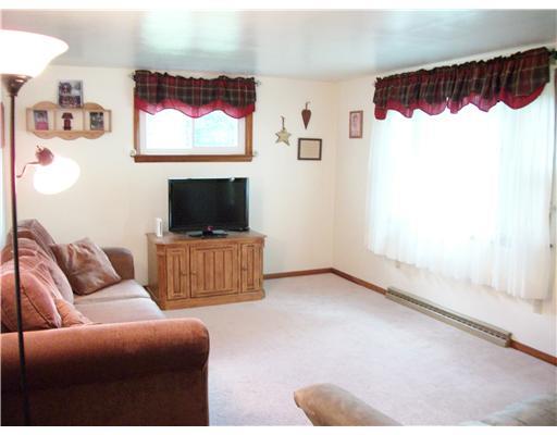 309 Aiken Road New Castle, PA 16101 - Photo 9 of 13 Living Room.