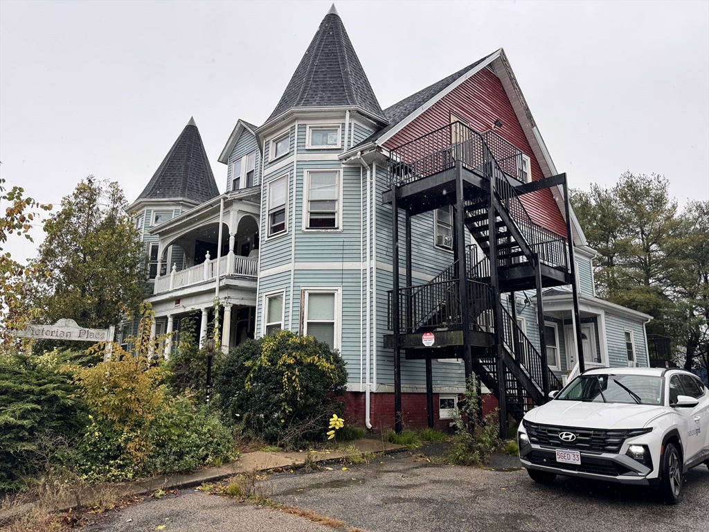 a car parked in front of white house