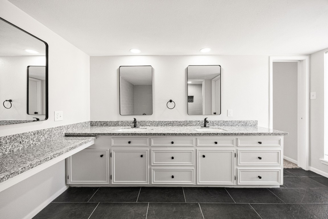 15686 Barkers Landing Road Houston, TX 77079 - Photo 23 of 32 Primary Bath offers dual vanities, additional knee space, contemporary mirrors & fixtures.