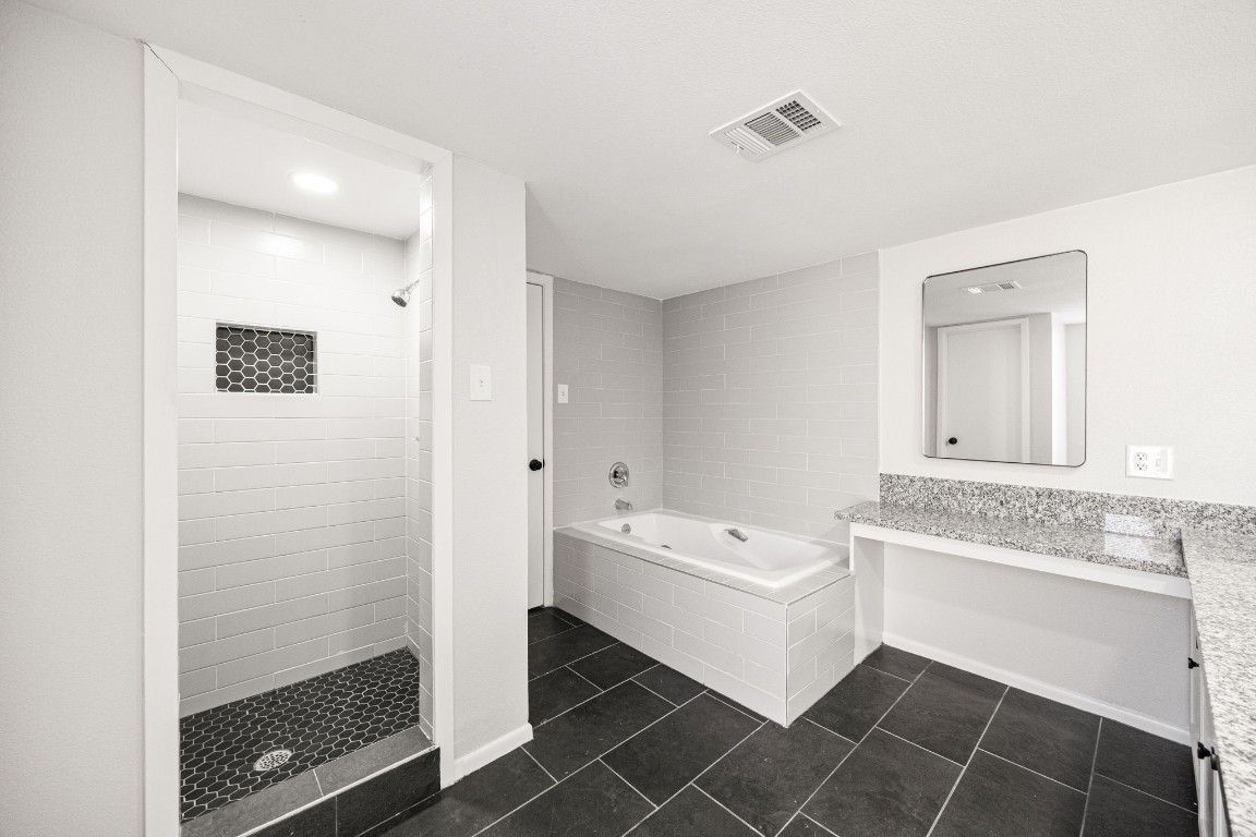 15686 Barkers Landing Road Houston, TX 77079 - Photo 24 of 32 Primary Suite is equipped with soak tub & separate walk-in shower.