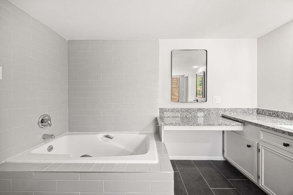 15686 Barkers Landing Road Houston, TX 77079 - Photo 25 of 32 Create your own spa-like space w/ large tub surround & additional counter space.