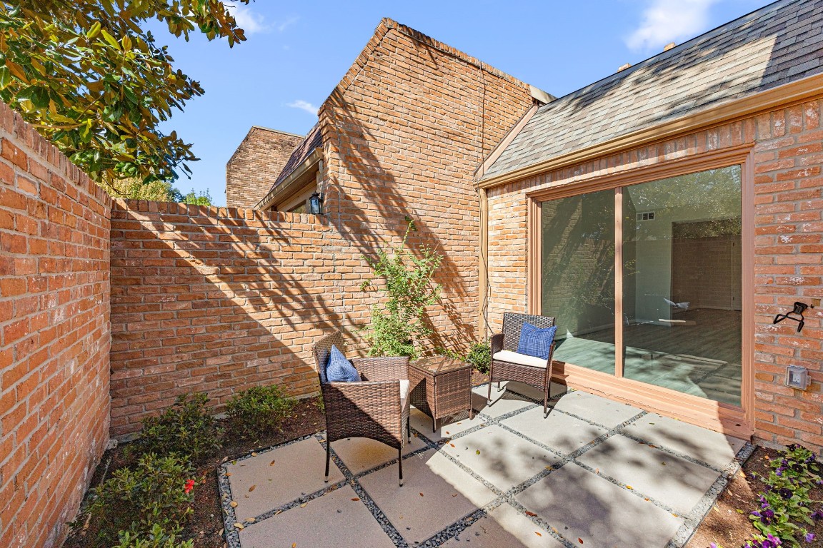 15686 Barkers Landing Road Houston, TX 77079 - Photo 4 of 32 Second side of the private front patio offers additional private outdoor space.