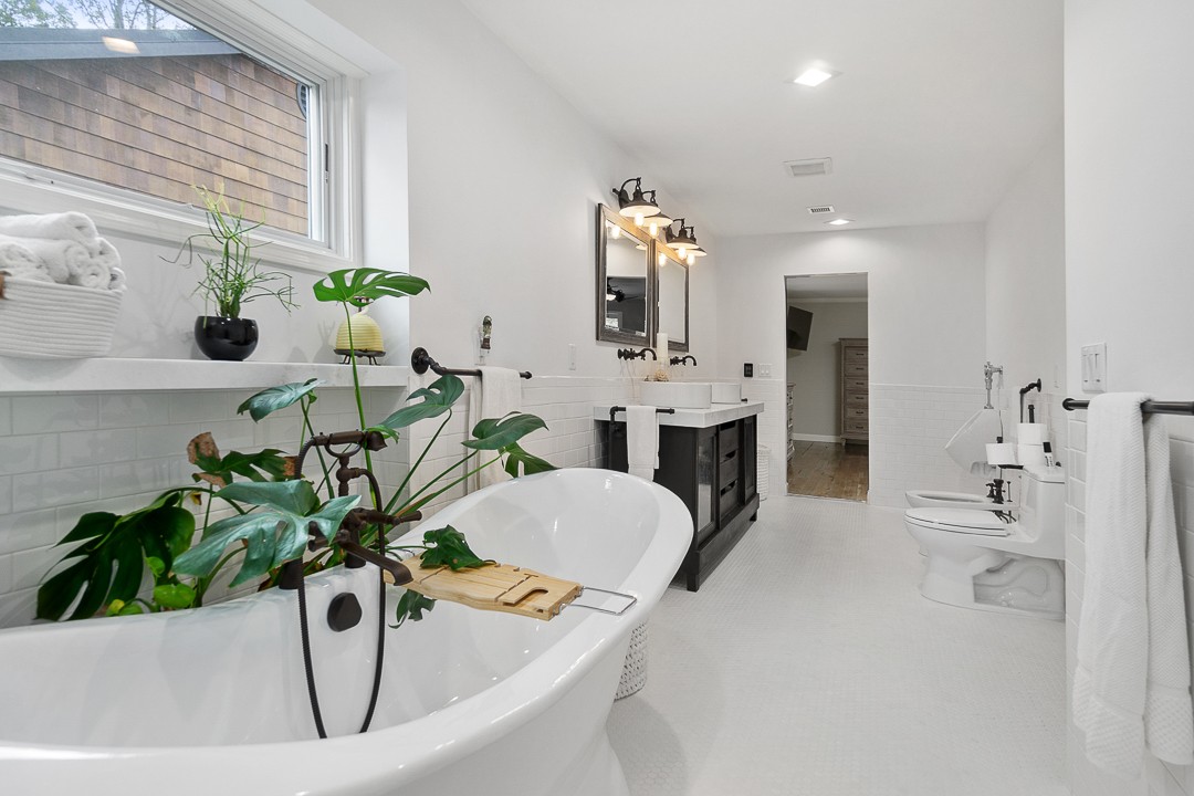 1180 Mt Vernon Road Cookeville, TN 38501 - Photo 31 of 48 a white bath tub sitting in a bathroom