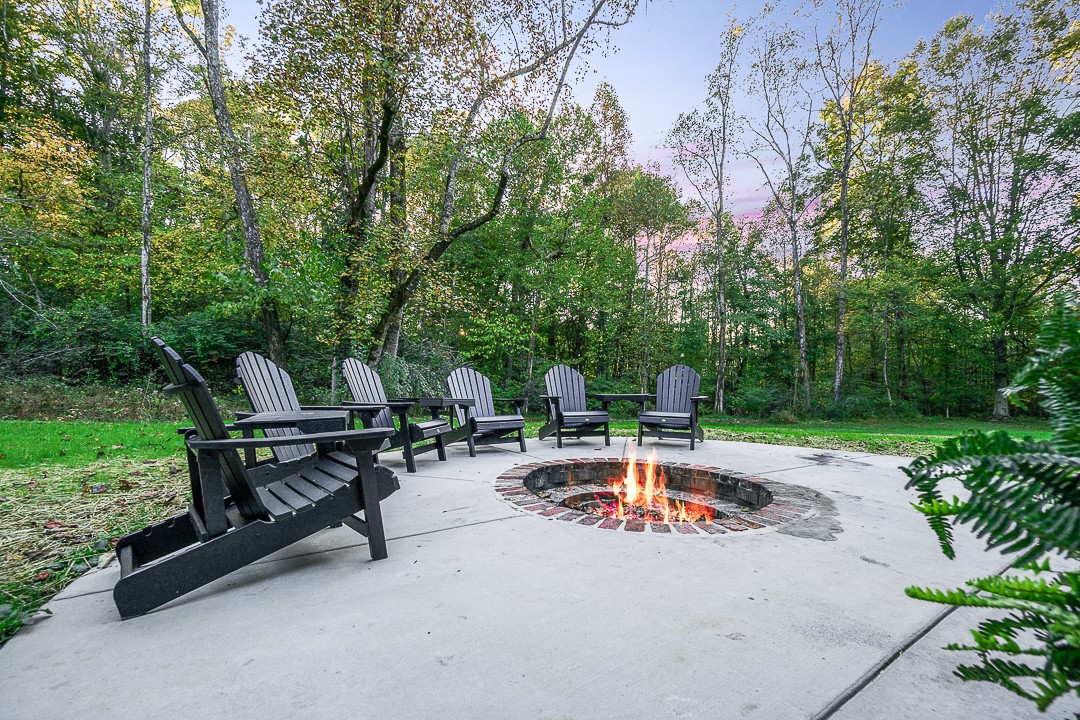 1180 Mt Vernon Road Cookeville, TN 38501 - Photo 44 of 48 a backyard of a house with table and chairs