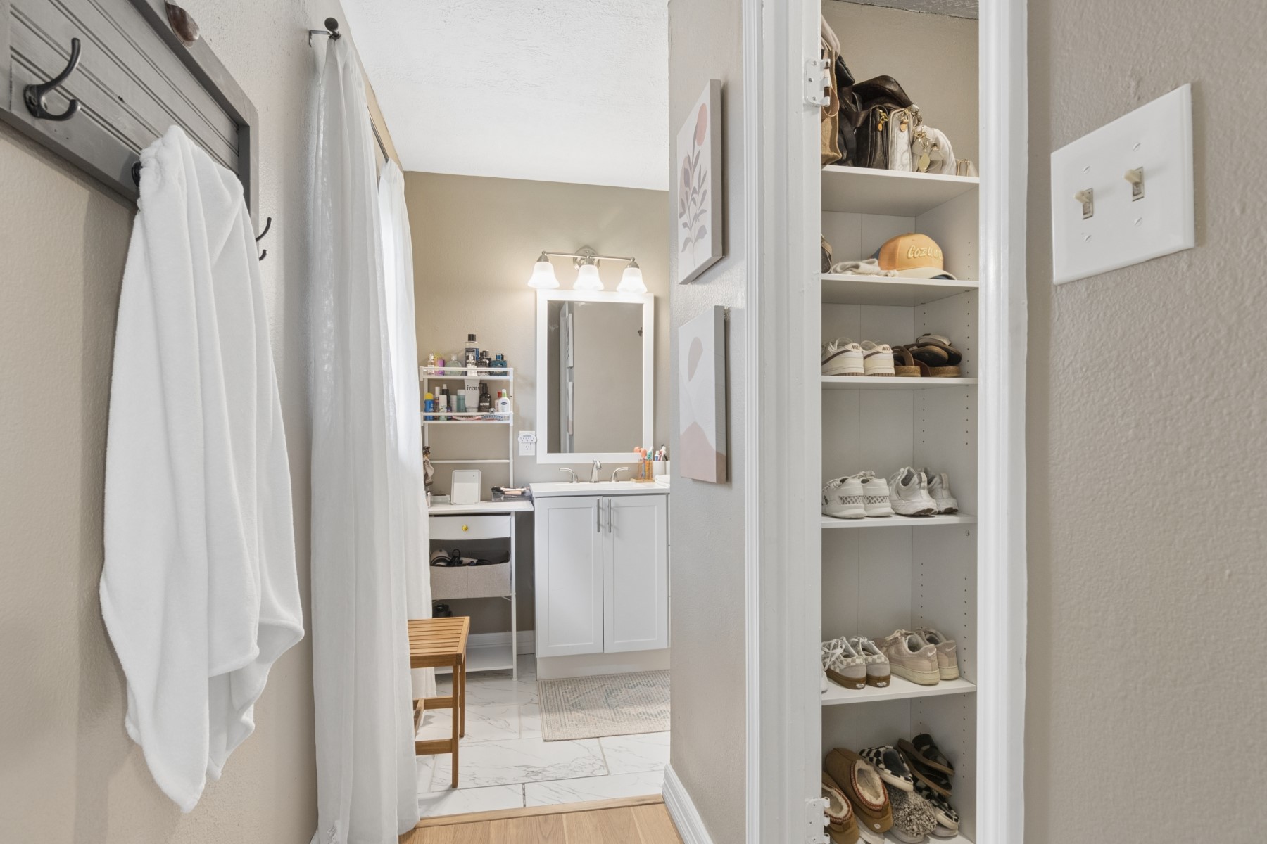 8205 Arrowhead Lane Houston, TX 77075 - Photo 12 of 17 primary closet/bathroom