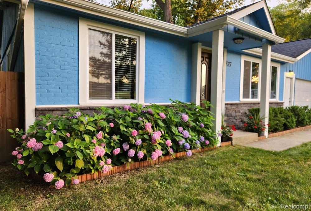 7377 Cooley Lake Road West Bloomfield, MI 48324 - Photo 10 of 59