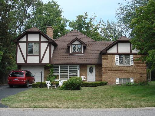 3203 Sprucewood Road Wilmette, IL 60091 - Photo 1 of 8 a front view of a house with a garden