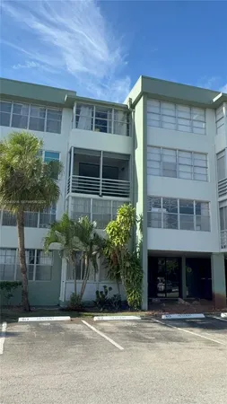 $1,700 | 2741 Taft Street, Unit 211, Hollywood, FL 33020