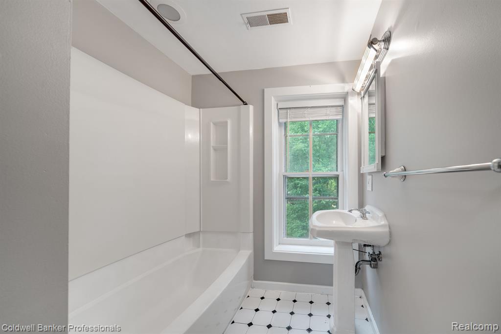 3590 Orchard Lake Road West Bloomfield, MI 48324 - Photo 30 of 34