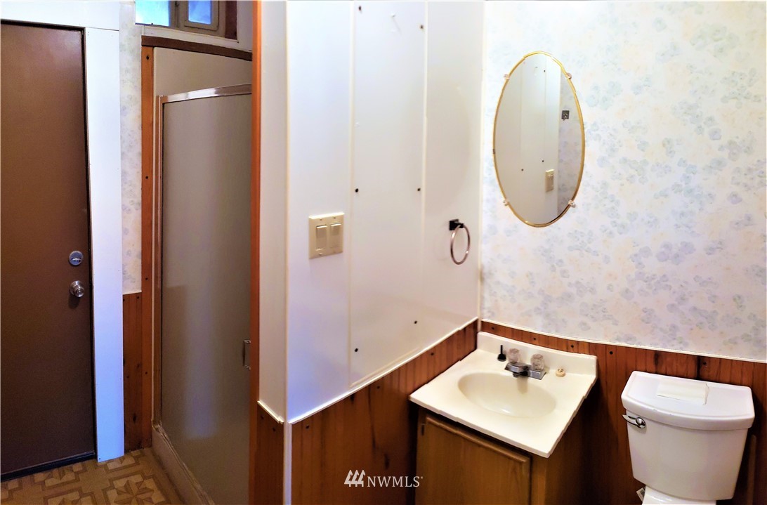 62 North Kirkpatrick Road North Omak, WA 98841 - Photo 21 of 33 a bathroom with a sink and a mirror