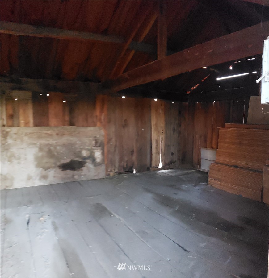 62 North Kirkpatrick Road North Omak, WA 98841 - Photo 25 of 33 a view of a hall with couch