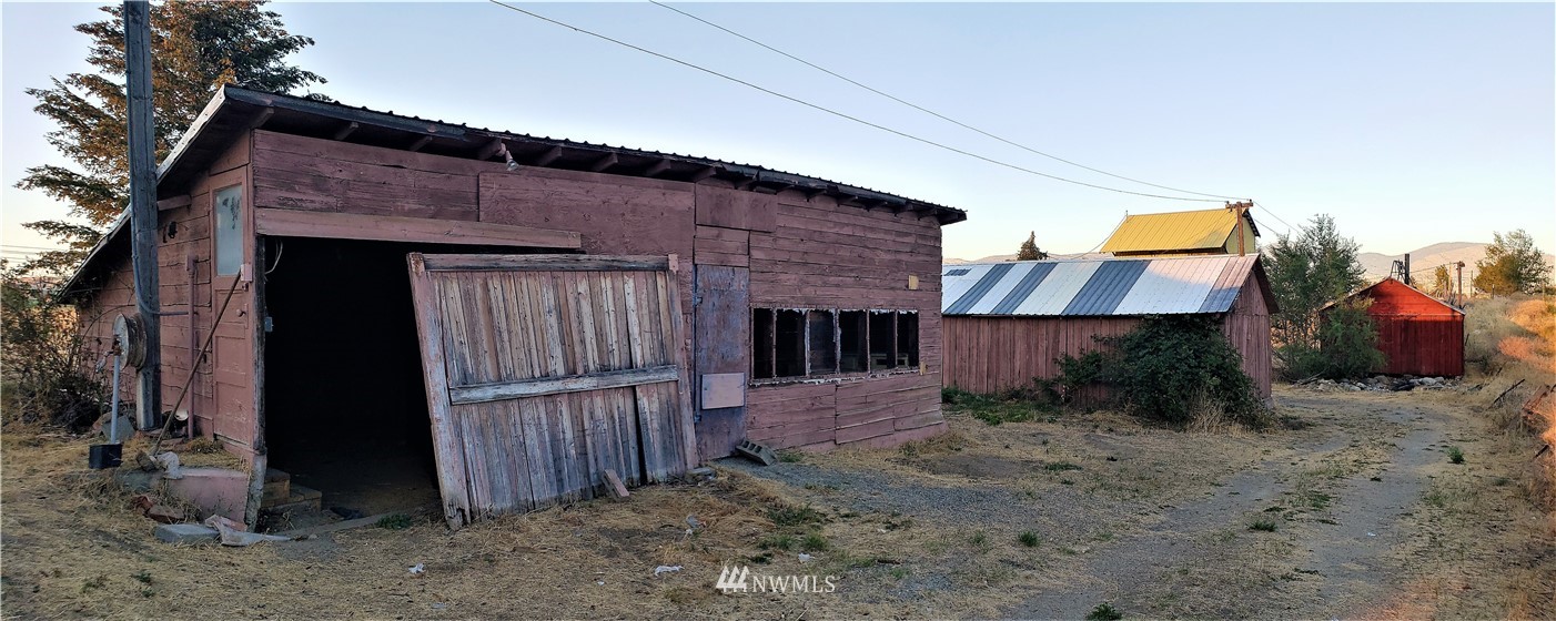 62 North Kirkpatrick Road North Omak, WA 98841 - Photo 27 of 33 a backyard of a house