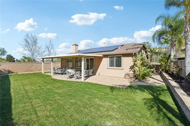 a view of a house with backyard