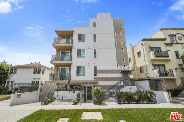 $3,690 | 11042 La Maida Street, Unit 202, North Hollywood, CA 91601