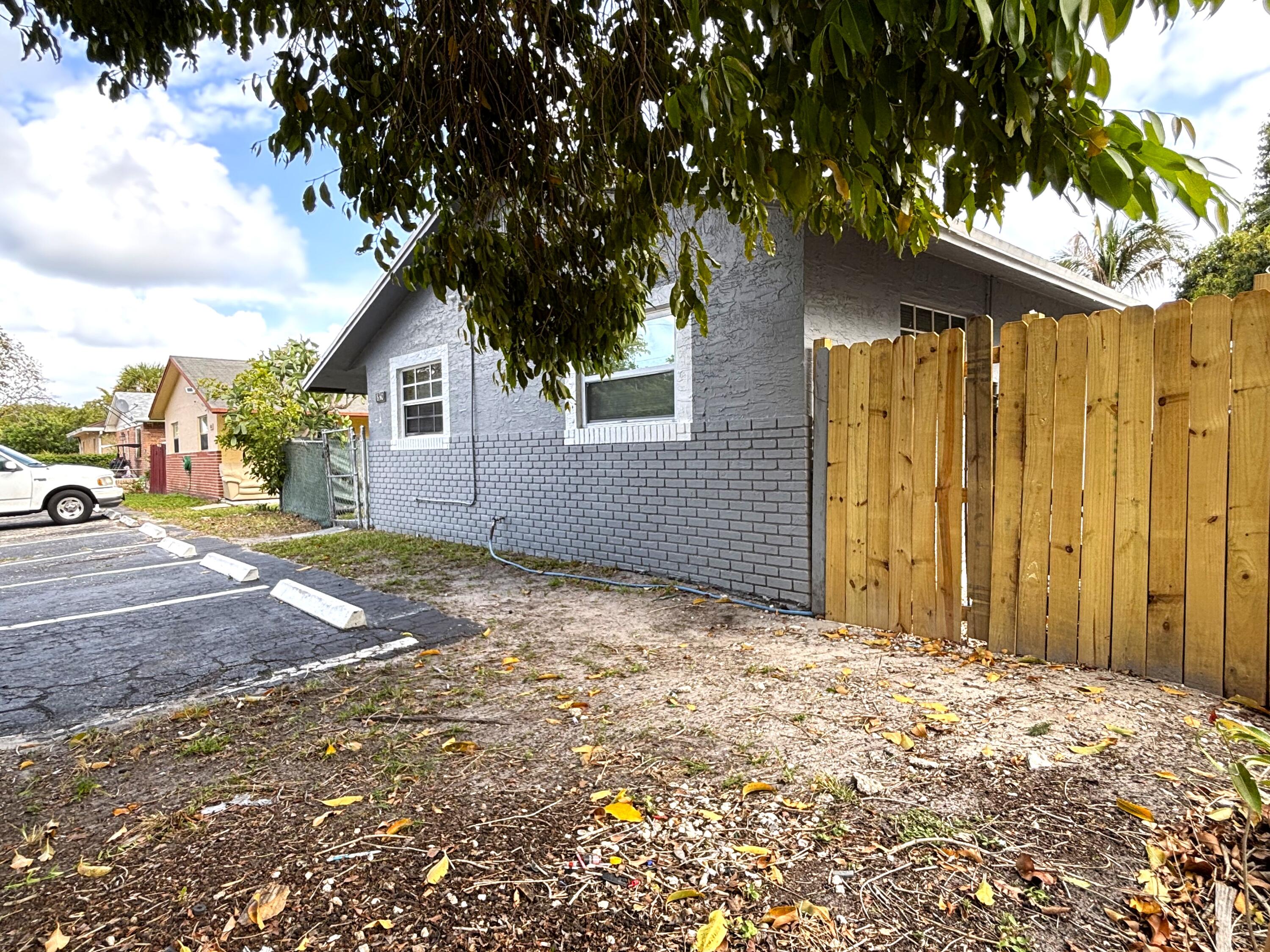 830 Southwest 10th Street Pompano Beach, FL 33060 - Photo 3 of 11 IMG_8626