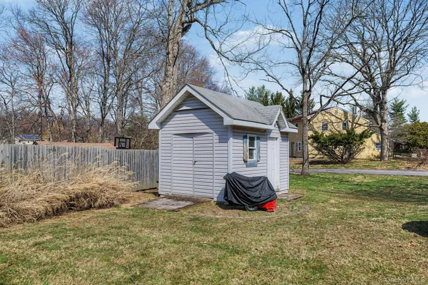 a view of backyard of the house