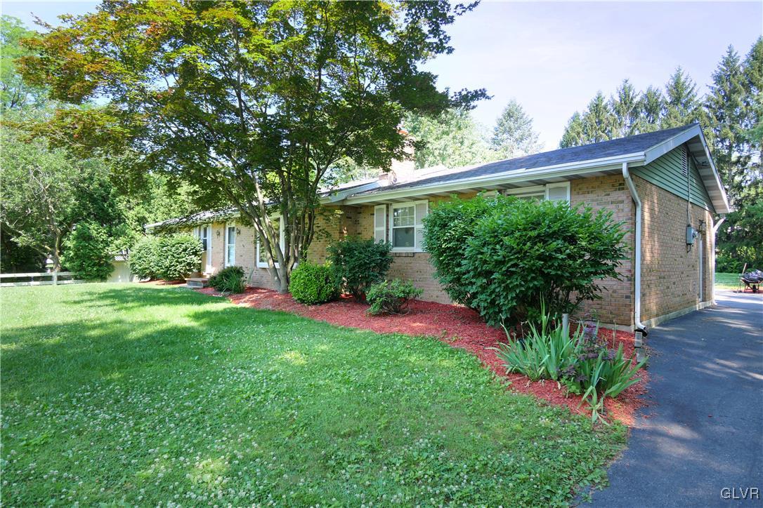 1040 Yorkshire Road Bethlehem, PA 18017 - Photo 3 of 19 Gallery Image 3