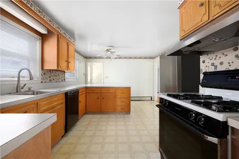 $1,195,000 | 118 Wolcott Avenue, Middletown, RI 02842