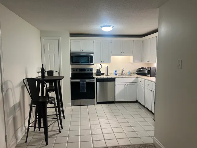 $1,900 | 402 White Cedar Boulevard, Portsmouth, NH 03801