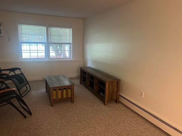 $1,900 | 402 White Cedar Boulevard, Portsmouth, NH 03801