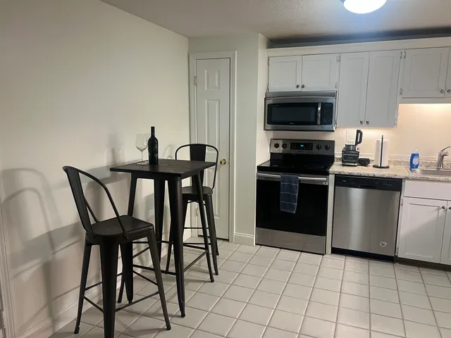 $1,900 | 402 White Cedar Boulevard, Portsmouth, NH 03801