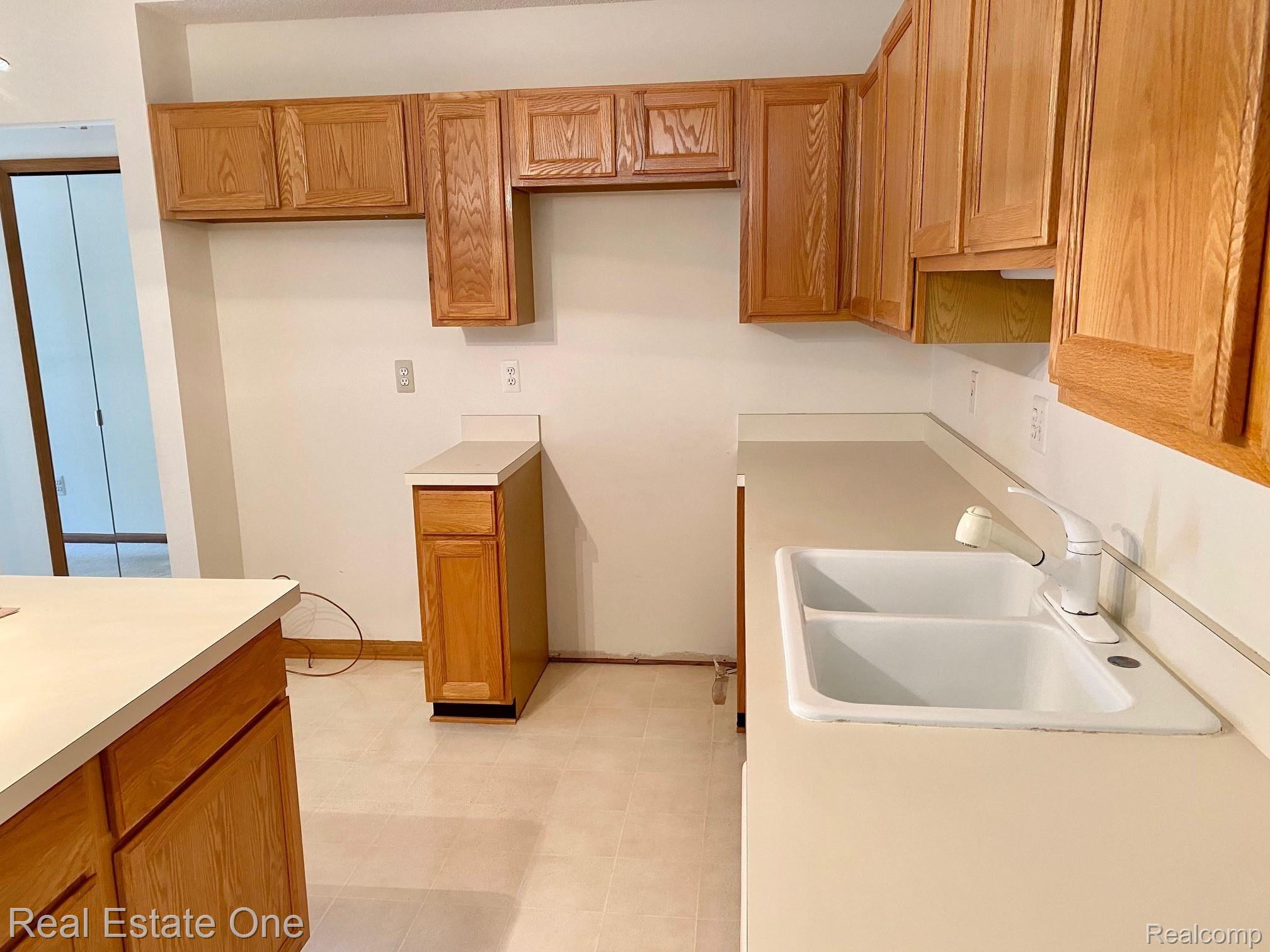 21951 Lancrest Court, Unit 294 Farmington, MI 48335 - Photo 22 of 43 IMG_8478.jpg