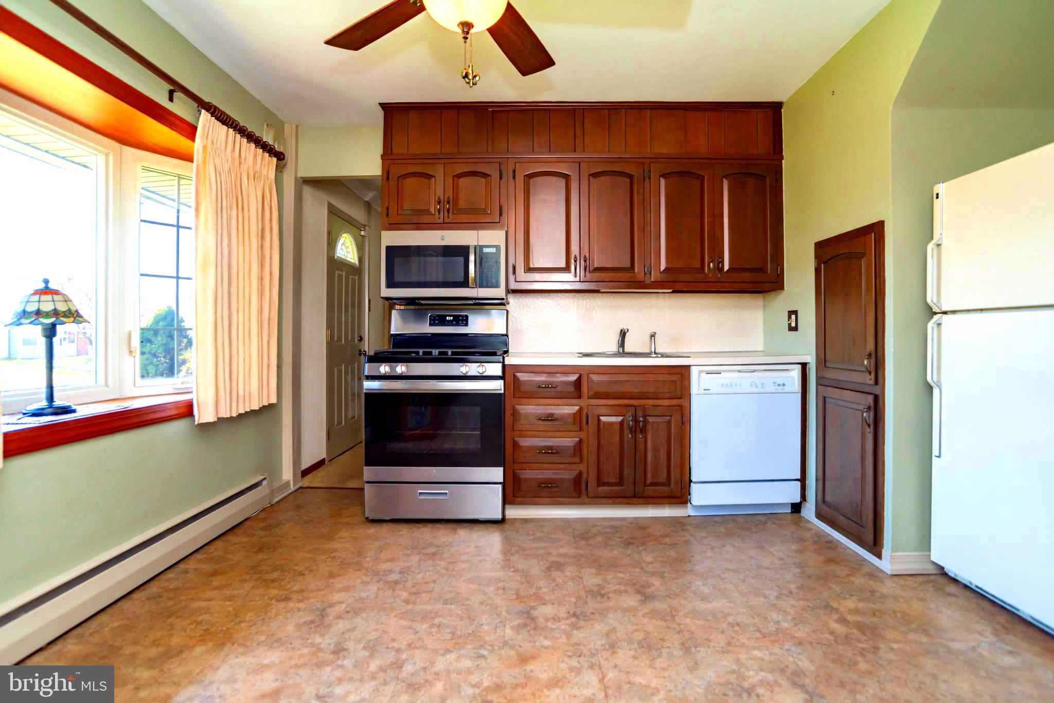 2824 Nature Road Philadelphia, PA 19154 - Photo 5 of 50 Kitchen