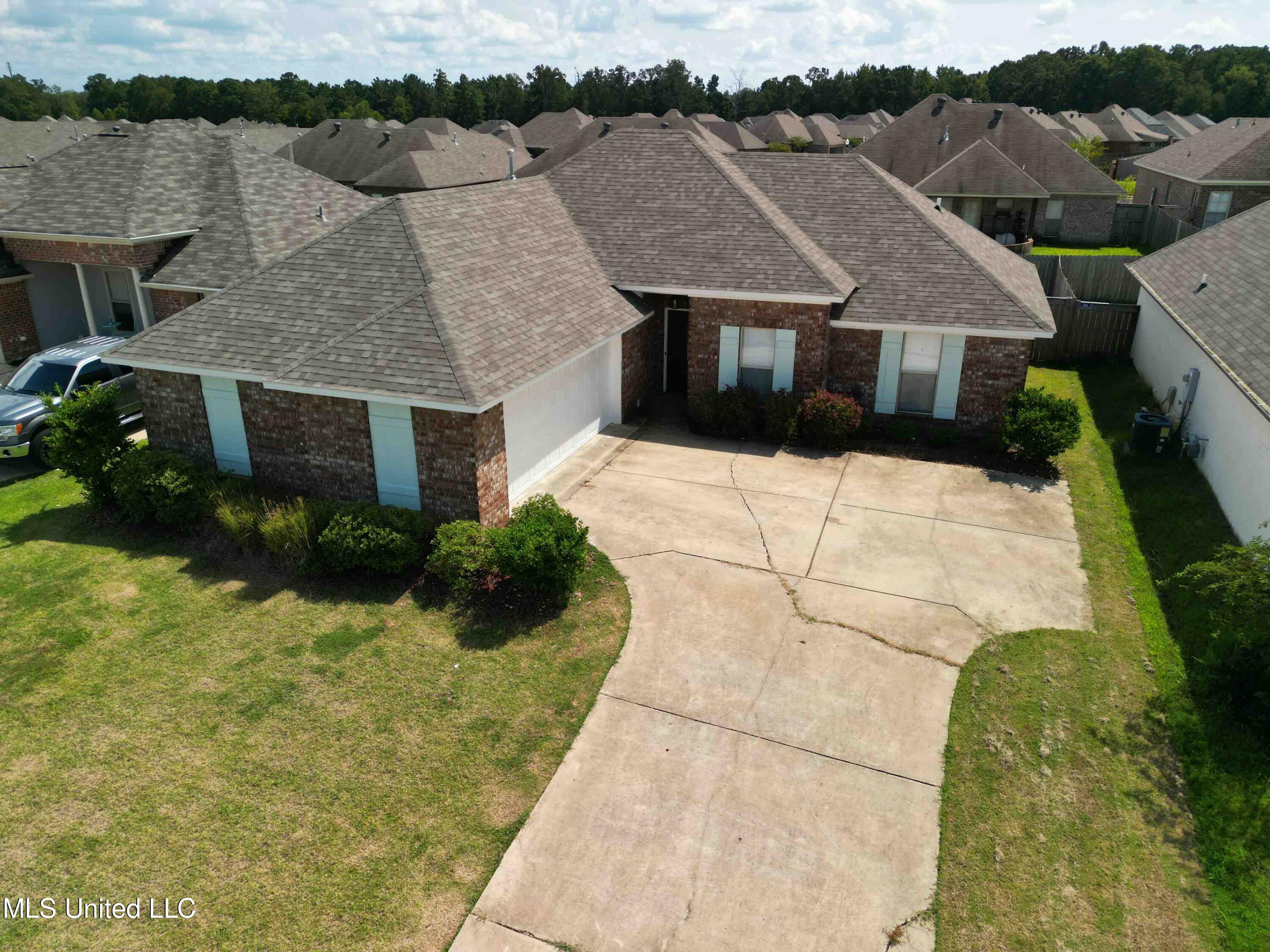 221 Greenfield Ridge Drive Brandon, MS 39042 - Photo 2 of 28 221GreenfieldRidgeDr-4