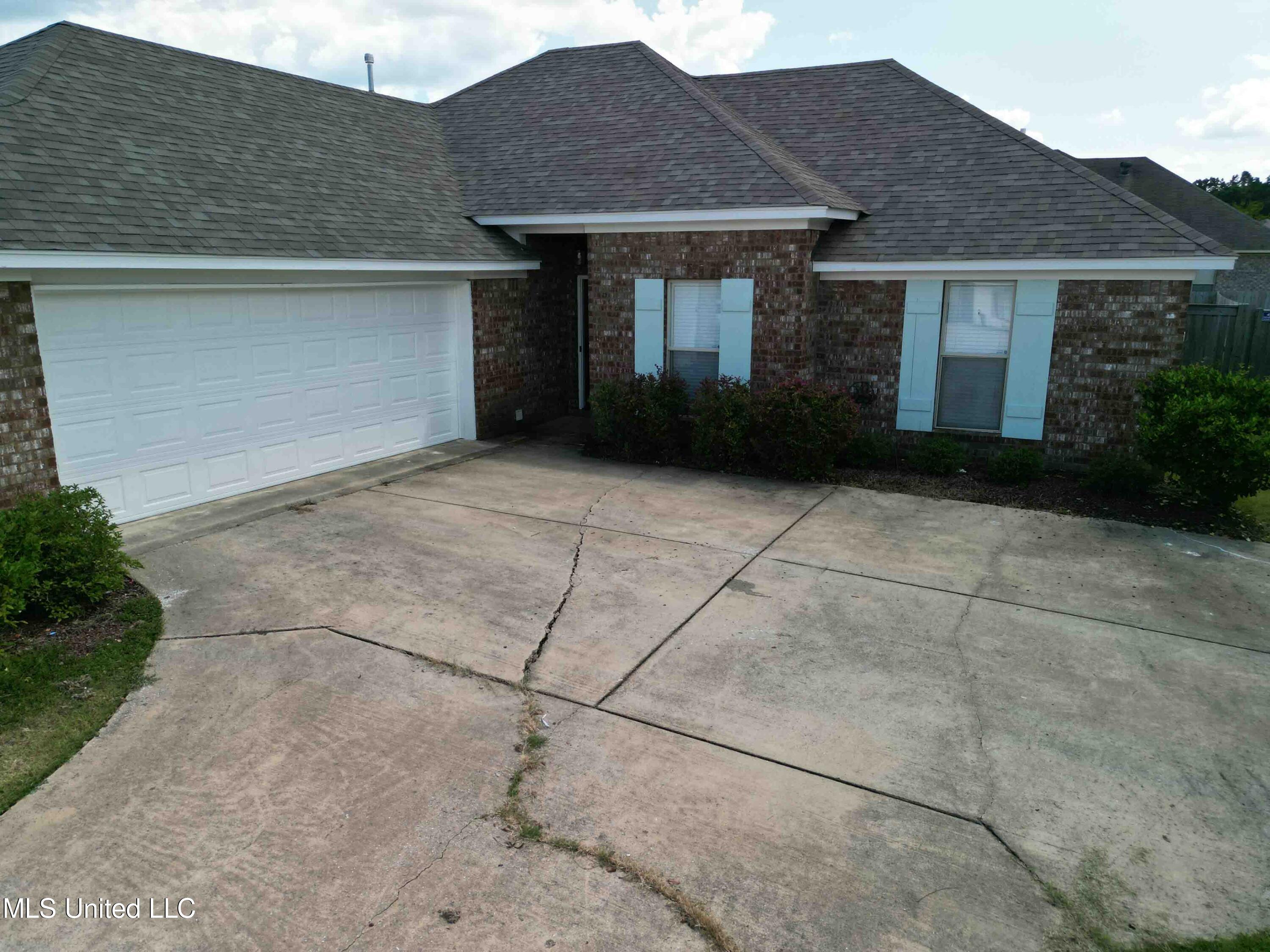 221 Greenfield Ridge Drive Brandon, MS 39042 - Photo 3 of 28 221GreenfieldRidgeDr-8