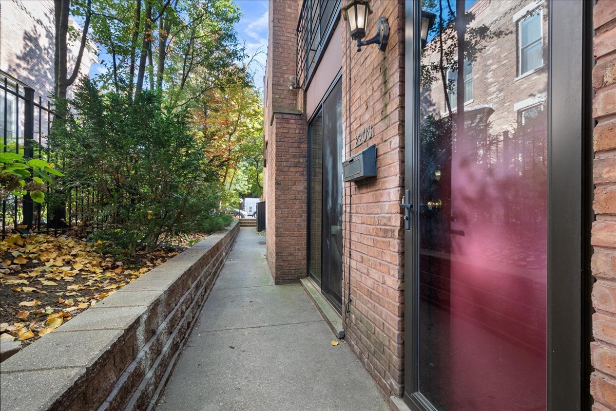 2208 North Burling Street Chicago, IL 60614 - Photo 4 of 10