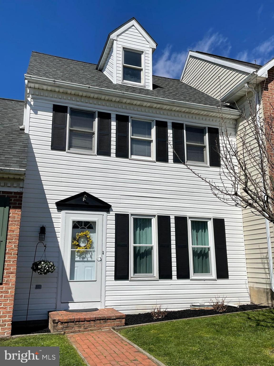 390 Cardinal Road Lititz, PA 17543 - Photo 2 of 33 Brand new shutters!