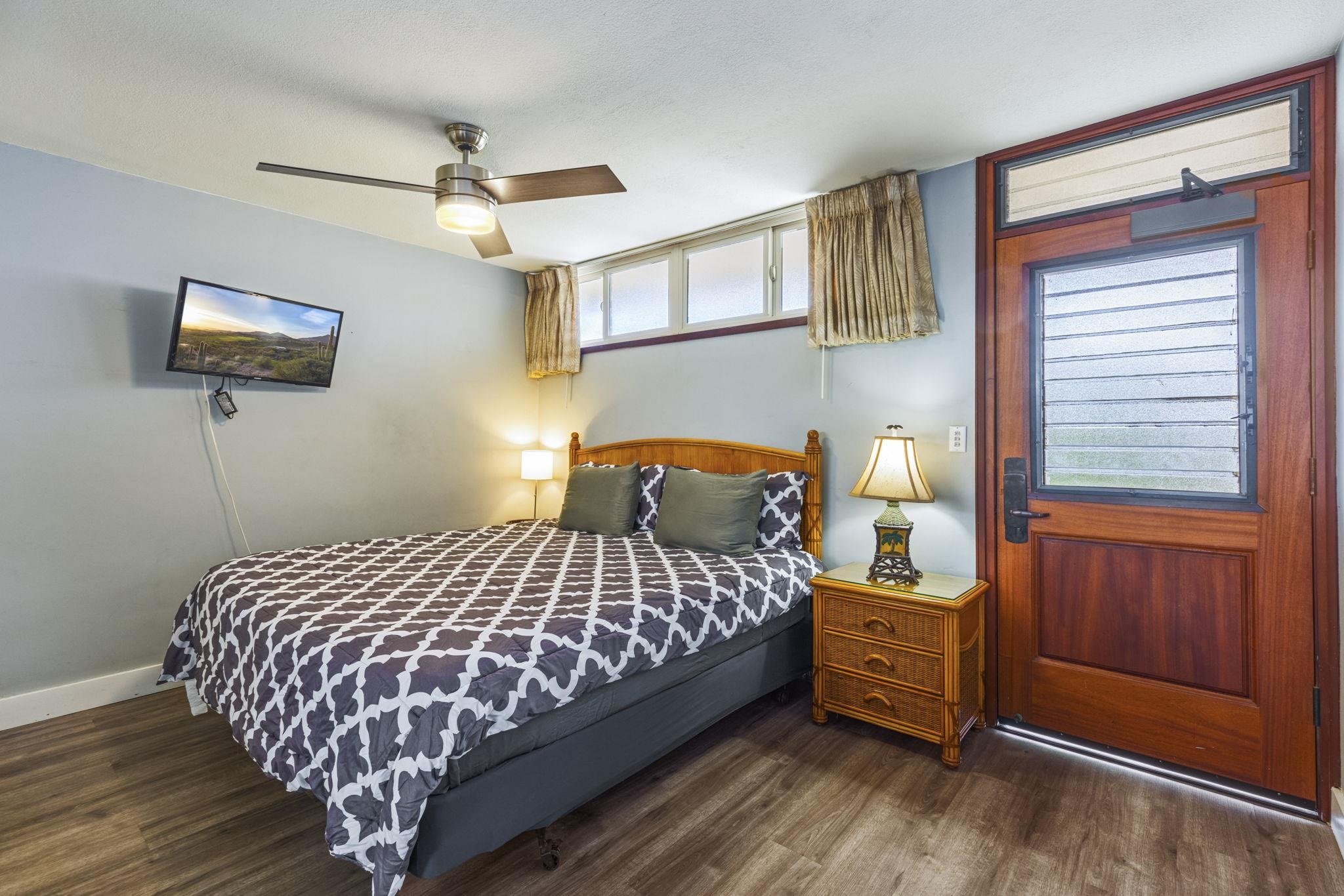 1310 Uluniu Road, Unit 317 Kihei, HI 96753 - Photo 26 of 50 a bedroom with a bed and a window