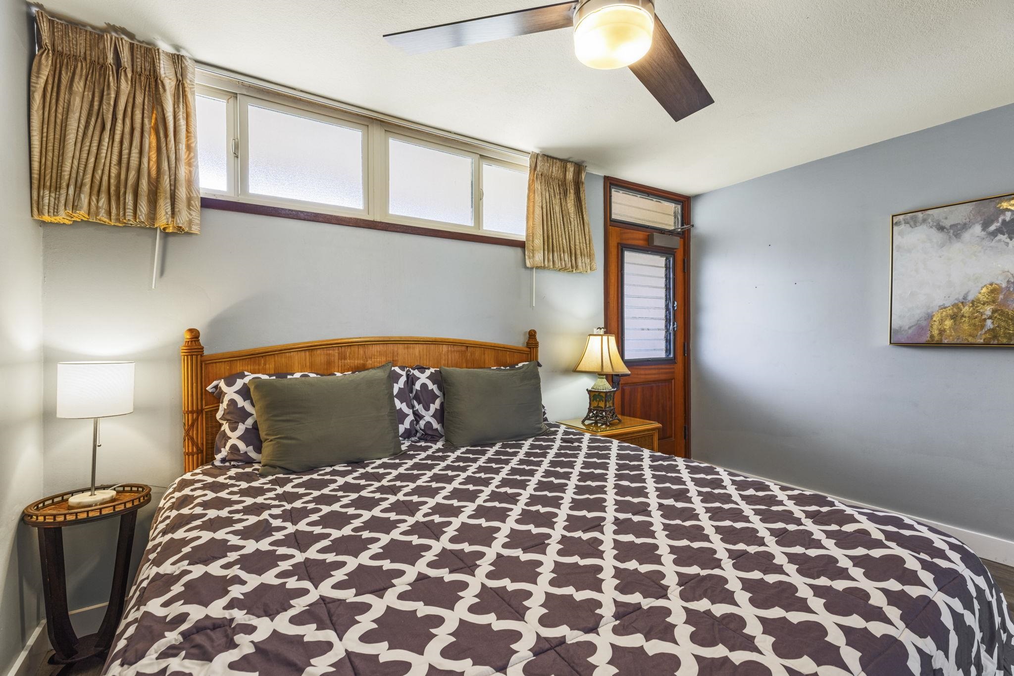 1310 Uluniu Road, Unit 317 Kihei, HI 96753 - Photo 27 of 50 a bedroom with a large bed and a window