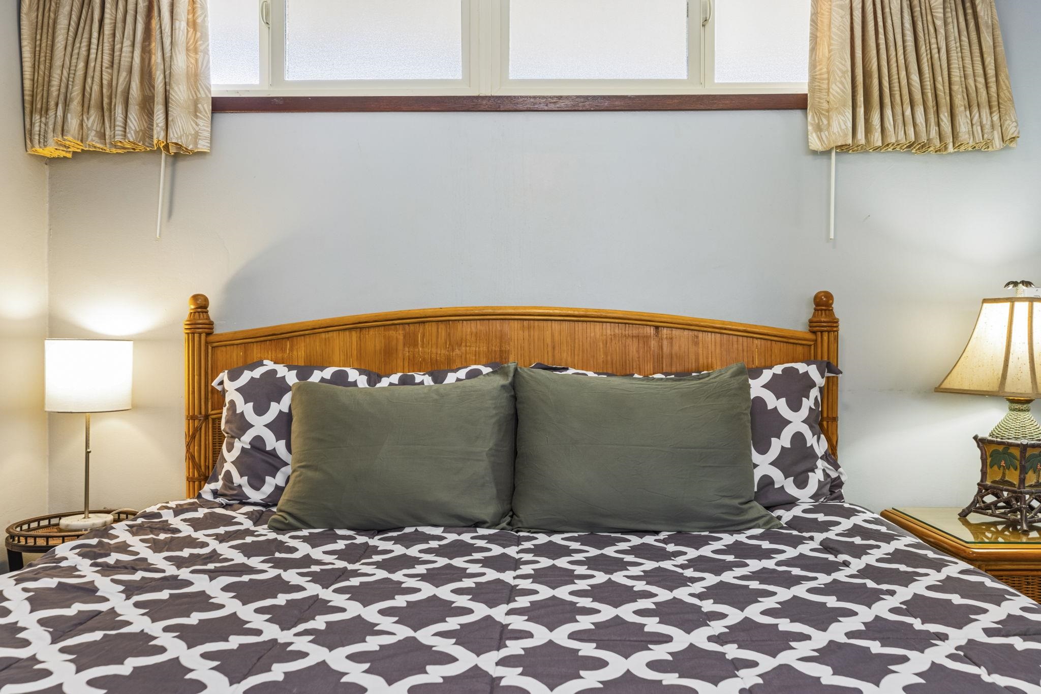 1310 Uluniu Road, Unit 317 Kihei, HI 96753 - Photo 28 of 50 a bedroom with a bed and a window