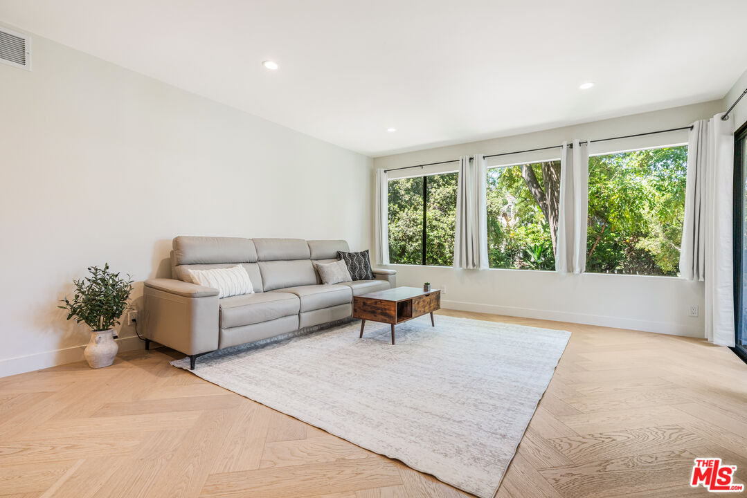 950 North Kings Road, Unit 216 West Hollywood, CA 90069 - Photo 2 of 19